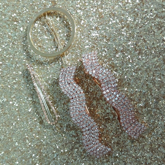 Set of Four Hair Accessories - Picture 1 of 4